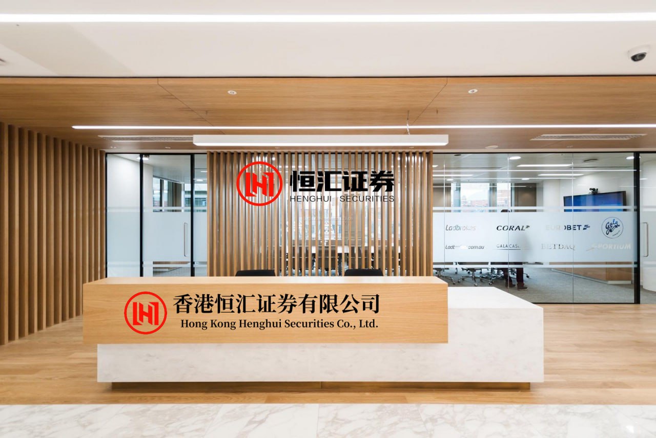拿柜配资 去年的一加13T就以6260mAh惊艳全场，当时李杰的原话：这相当于把一头大象装进冰箱。而今年 #一加15T# 的电池容量直接暴增15%，达到了惊人的7500mAh，相当于把大象的爸爸塞进了冰箱（笑死）要知道这个容量比很多旗舰都要大，而一加15T是一部6.32'的小机器我自己的...